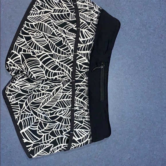 Size 4 lululemon speed shorts - Picture 2 of 7
